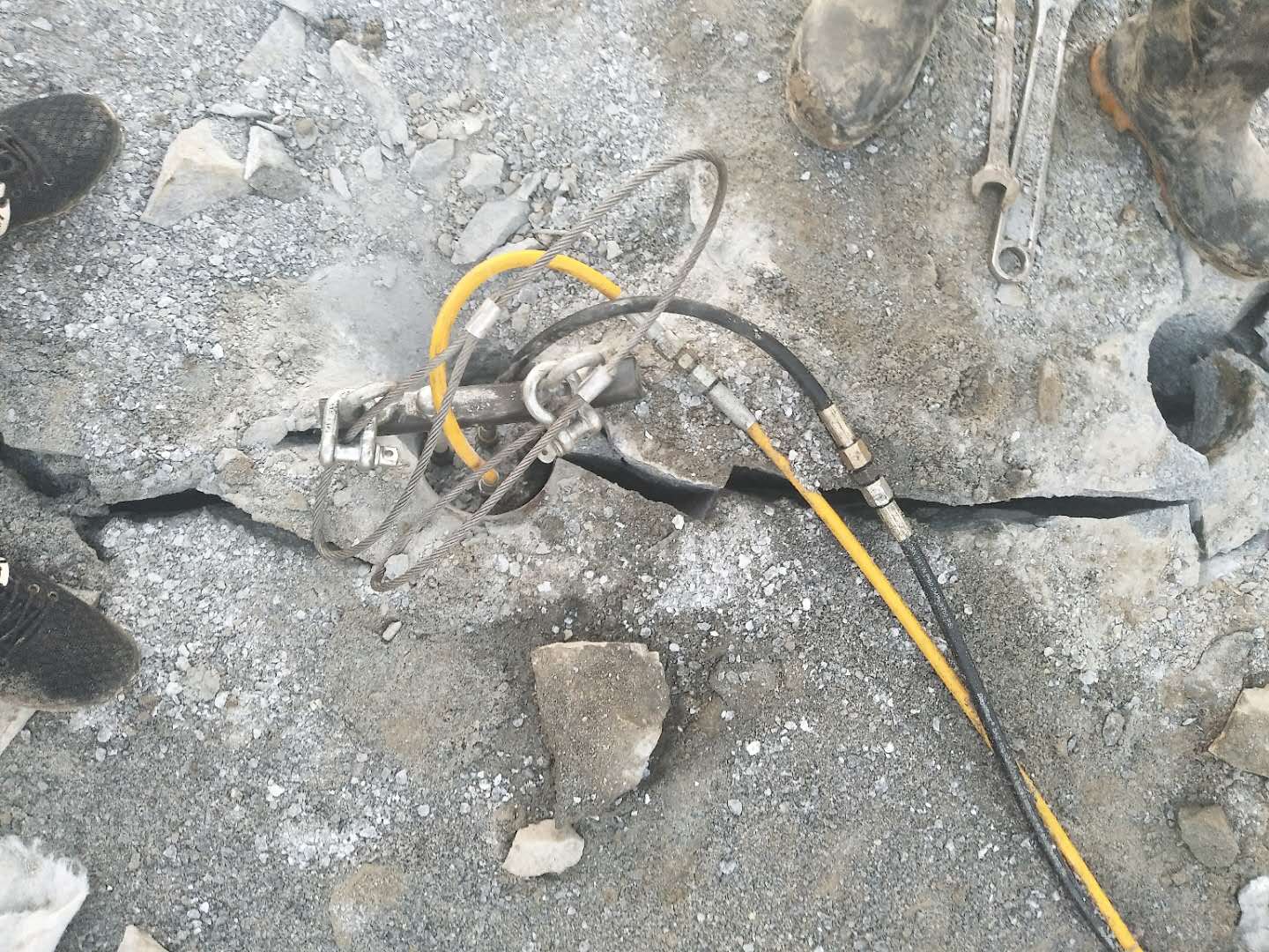 工程施工遇到石头除了破碎锤钩机还有什么机器设备石家庄