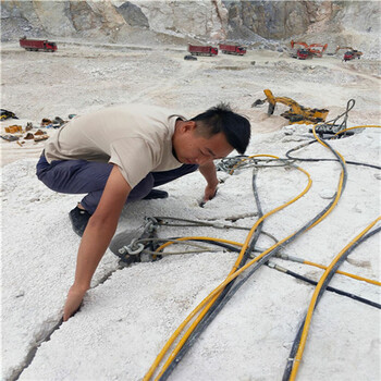 修路遇到大石头用不了炸药开山大型劈石器.河北秦皇岛