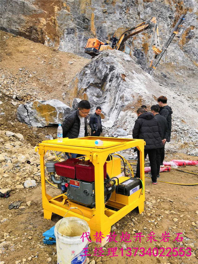 市政建設(shè)遇到硬石頭用什么設(shè)備臨汾施工現(xiàn)場