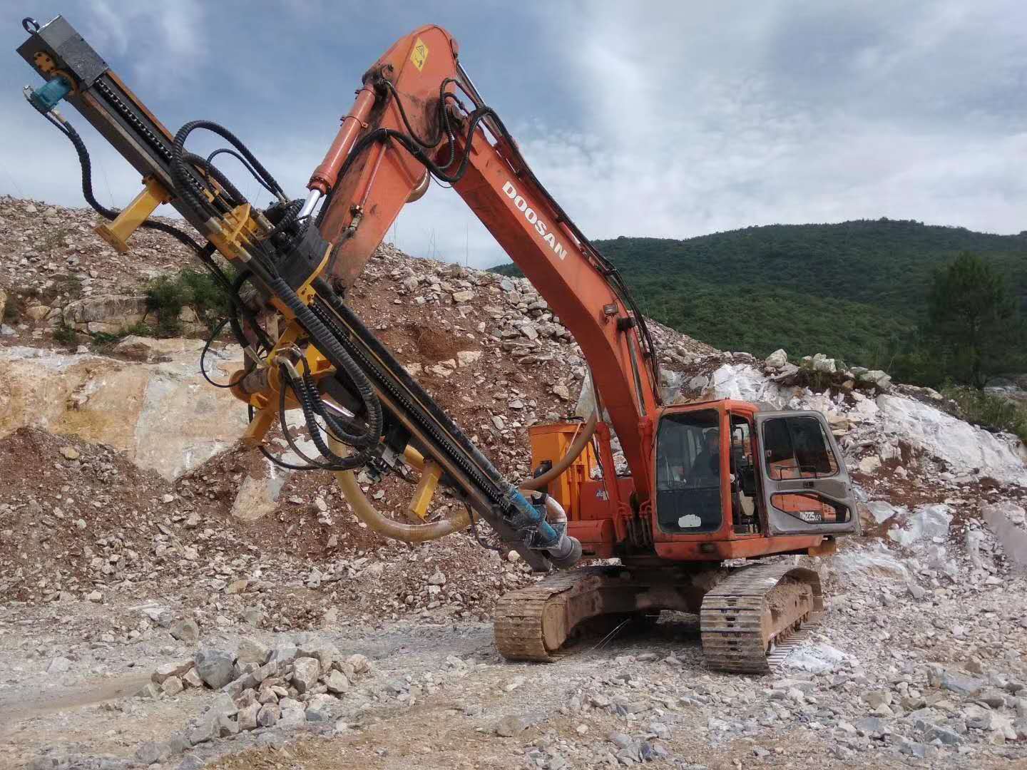露天礦用什么機器開采石頭劈石