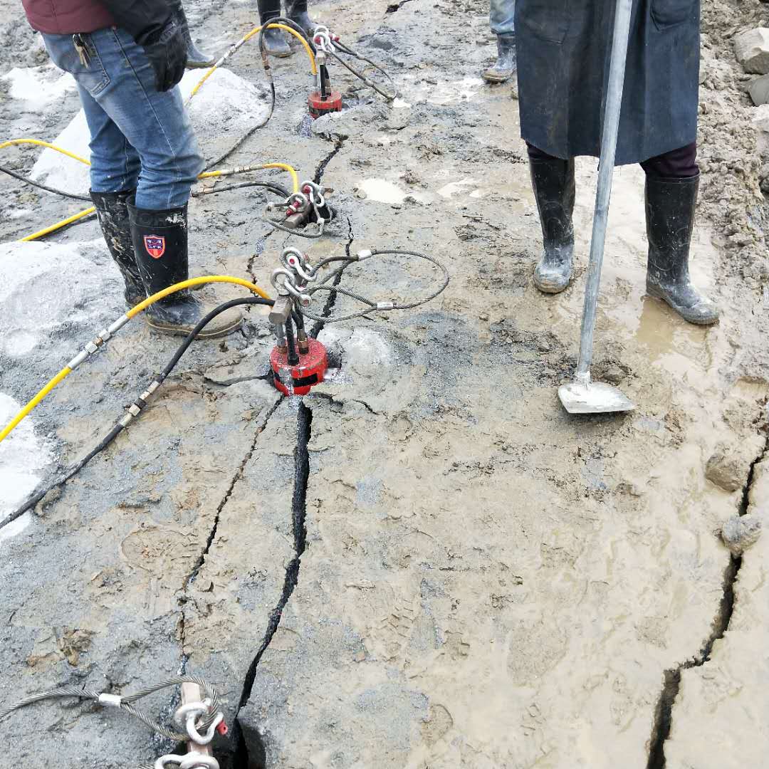 替代膨脹水泥快速開裂巖石破石機(jī)開采鐵嶺哪家的好