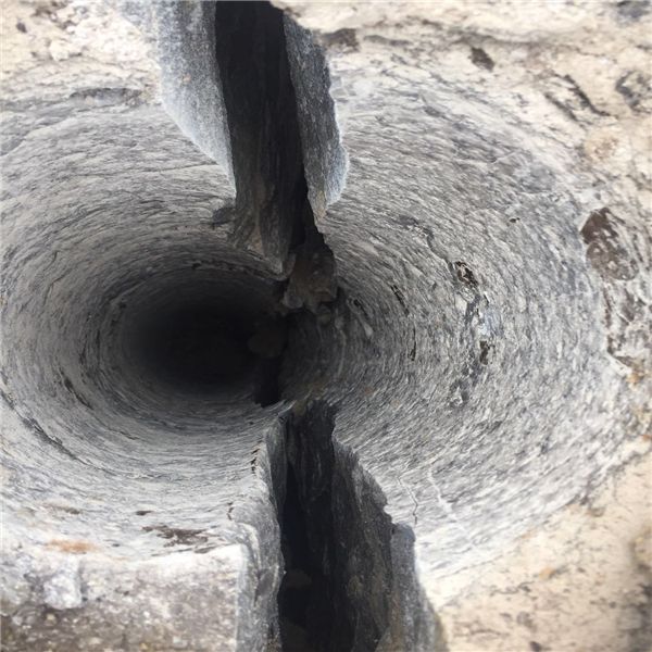 露天礦用什么機器開采石頭劈石