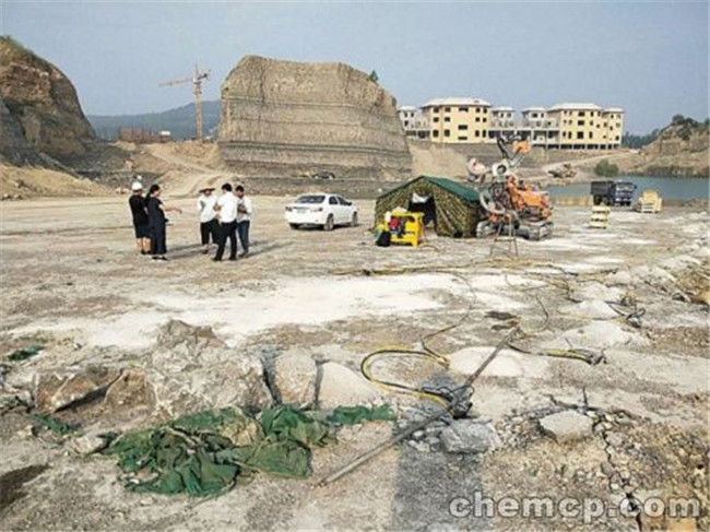 露天礦用什么機器開采石頭劈石