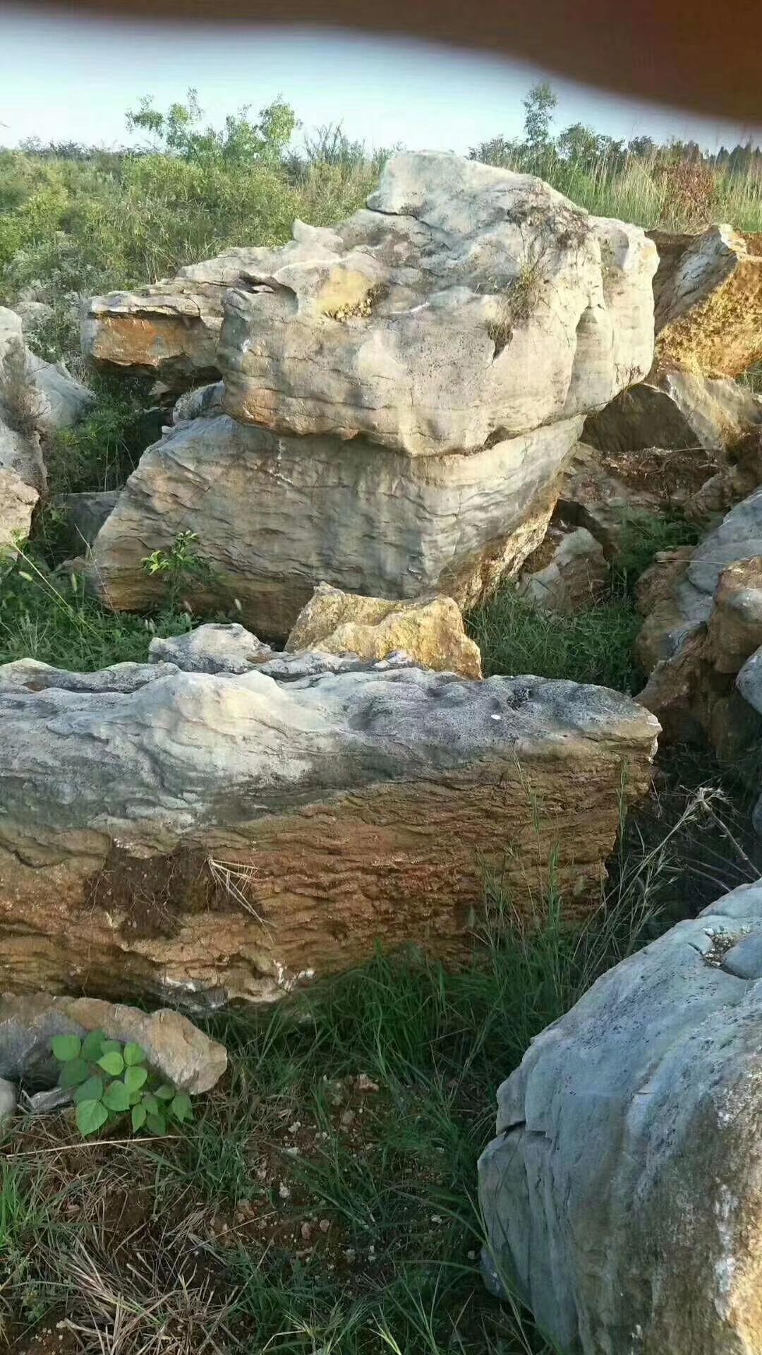 太湖石一吨多少钱  千层石叠水假山  商家 千层岩出售 咨询