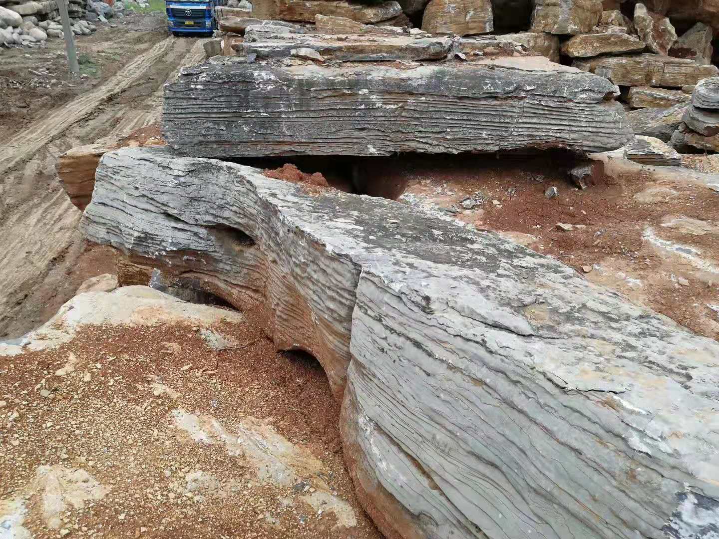 千层石驳岸假山  千层石驳岸假山施工  商家 千层岩假山制作 咨询