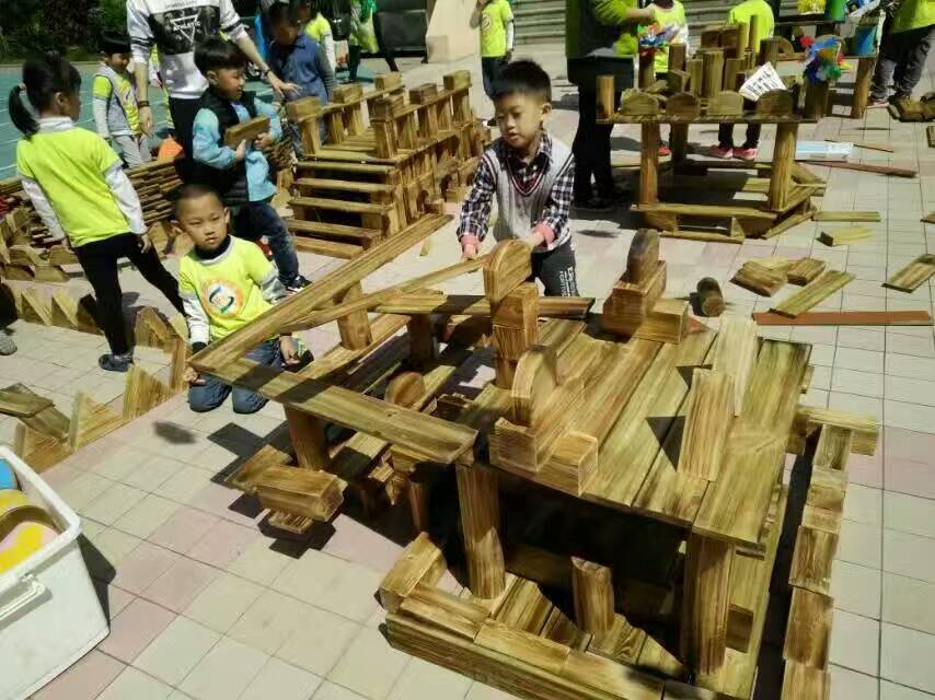 山东积木玩具厂家儿童木质积木玩具幼儿园户外大型碳烤积木玩具厂家