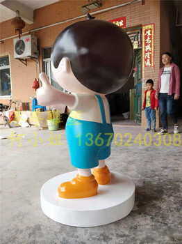 抱著足球做運(yùn)動的玻璃鋼校園卡通雕塑幼兒園吉祥物雕塑