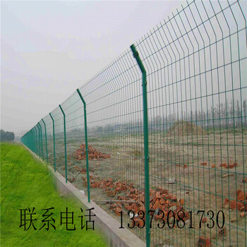 本廠主要生產(chǎn)雙邊絲護(hù)欄網(wǎng)鐵絲網(wǎng)圍欄護(hù)欄網(wǎng)隔離網(wǎng)