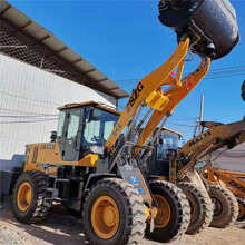重庆野外修路用搅拌斗装载机无需电源建民房混凝土搅拌铲车下开口卸料