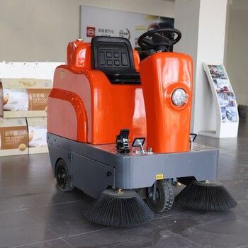 扫地机哪款好驾驶式喷水吸尘扫地机电动扫路机美卓厂家