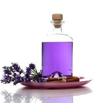 產(chǎn)品名稱：薰衣草油，現(xiàn)貨供應(yīng)歡迎前來(lái)采購(gòu)詢盤(pán)