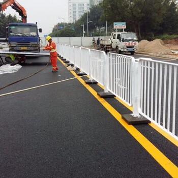 深圳移动式公路护栏介绍深标护栏价格港式护栏道路护栏公路马路隔离栏围栏