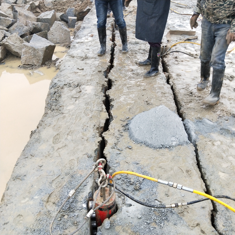 厦门地铁修建破除硬石头不能放炮怎么办