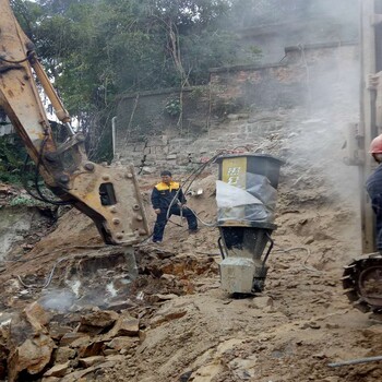 津南水泥厂坚硬岩石拆除开山机打多大的眼
