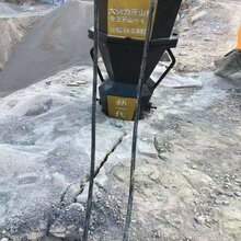 黄冈挖山修路石头破碎岩石机器图片