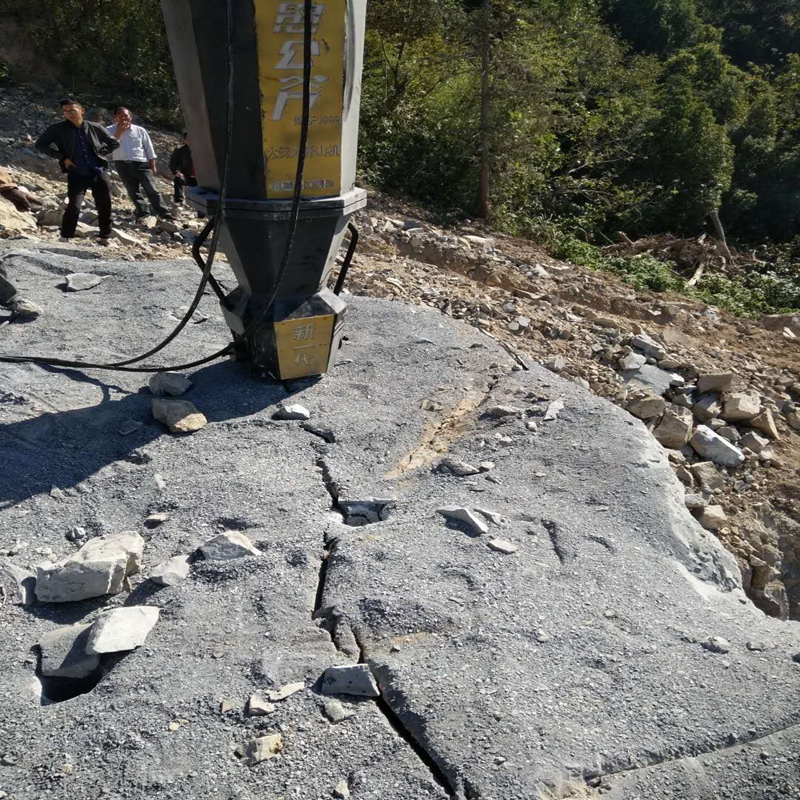 阿坝公路路基边坡工程岩石拆除设备免放炮设备