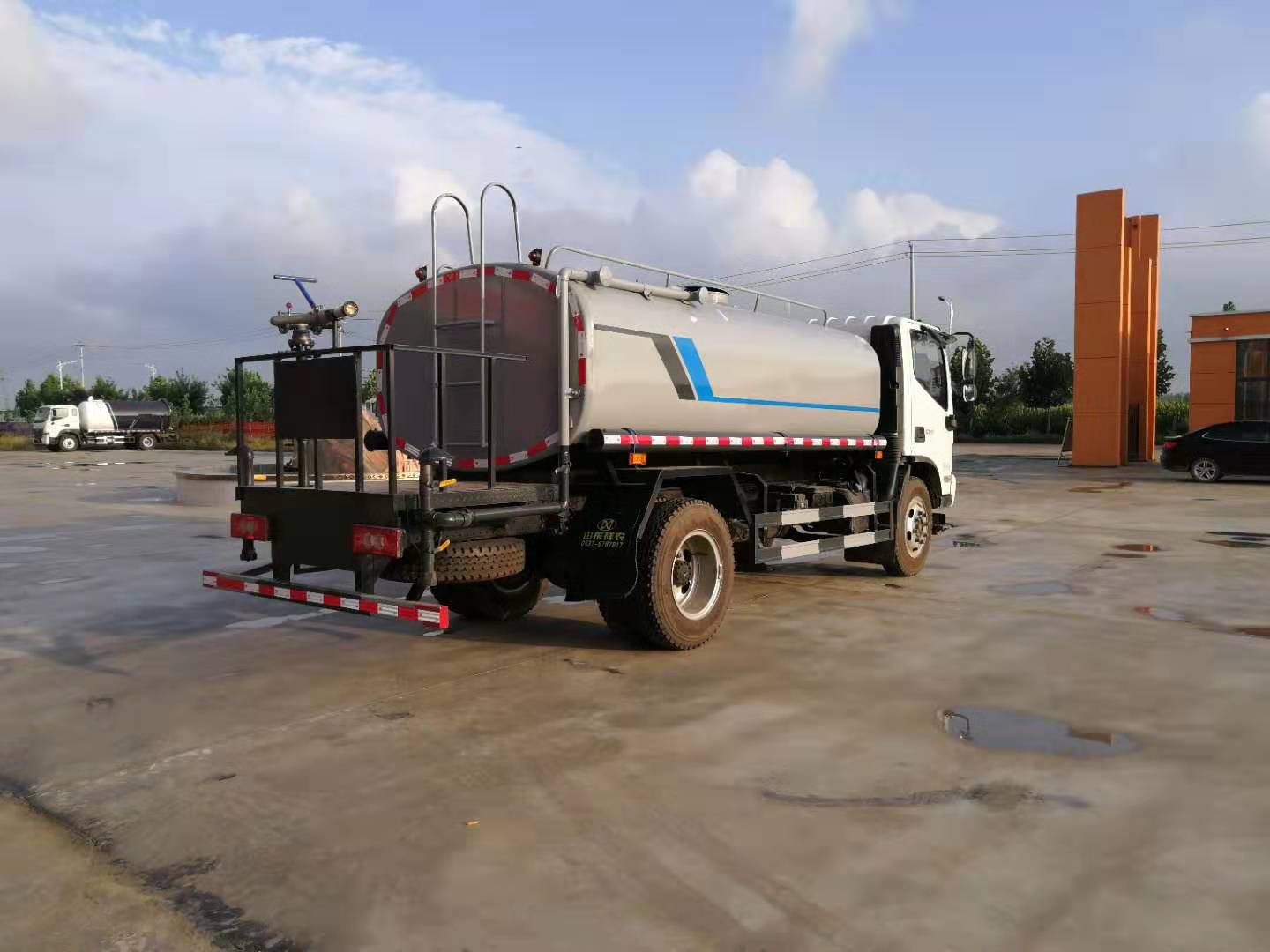 重庆雾炮洒水车八吨洒水车除尘洒水车 三包一年