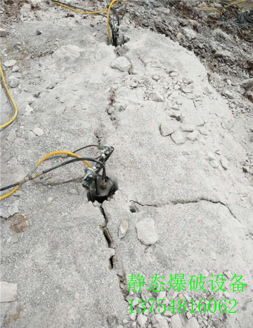 锦州市劈裂机隧道掘进打石头劈裂棒视频