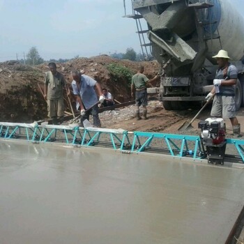 框架式混凝土振動(dòng)梁路面攤鋪機(jī)3-15米混凝土震動(dòng)梁?jiǎn)螡L軸振動(dòng)梁