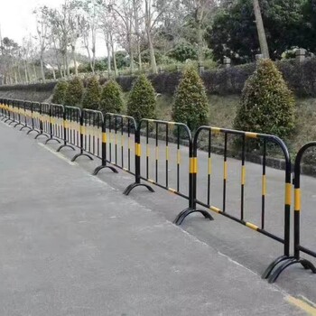 欽州現(xiàn)貨鐵馬移動護(hù)欄移動圍欄鐵馬護(hù)欄