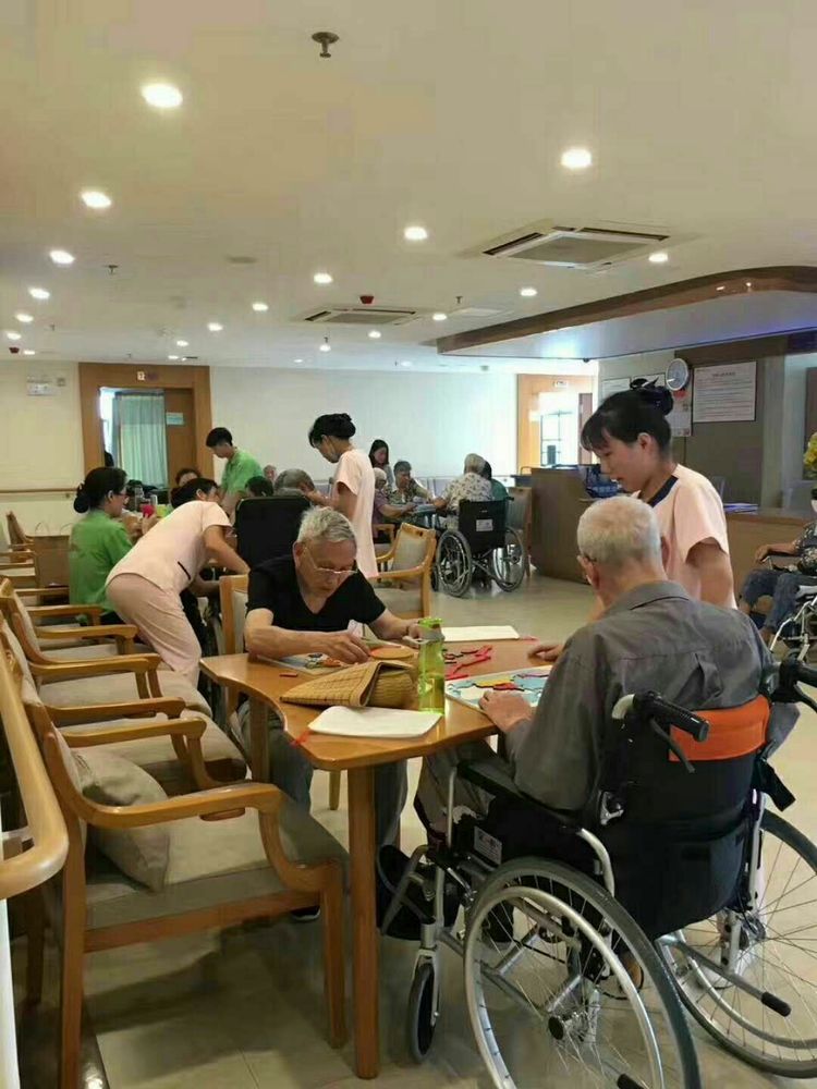 佛山父母是否愿意去养老院养老，老人社区服务中心