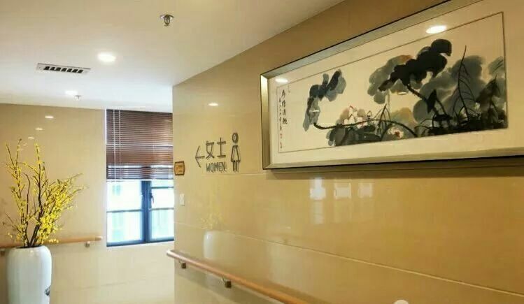 越秀區60歲進養老院，年輕的養老院護工