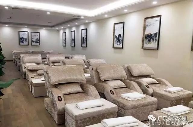越秀區60歲進養老院，年輕的養老院護工