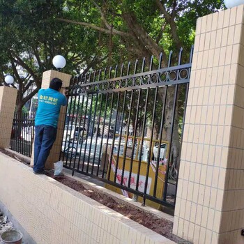 施工小哥说广东广州护栏围栏厂家就选金栏围墙护栏特结实很安全