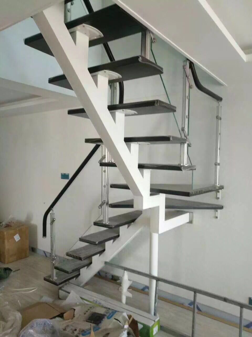 重型卷板楼梯实木楼梯