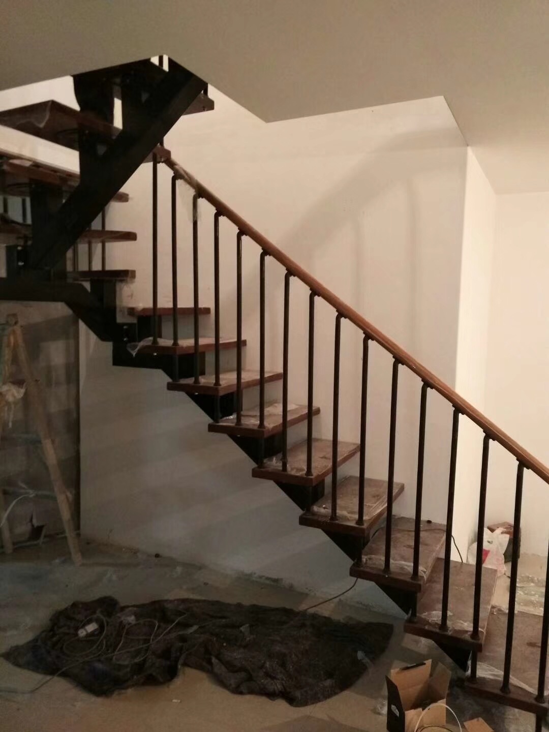 重型卷板楼梯实木立柱烤漆
