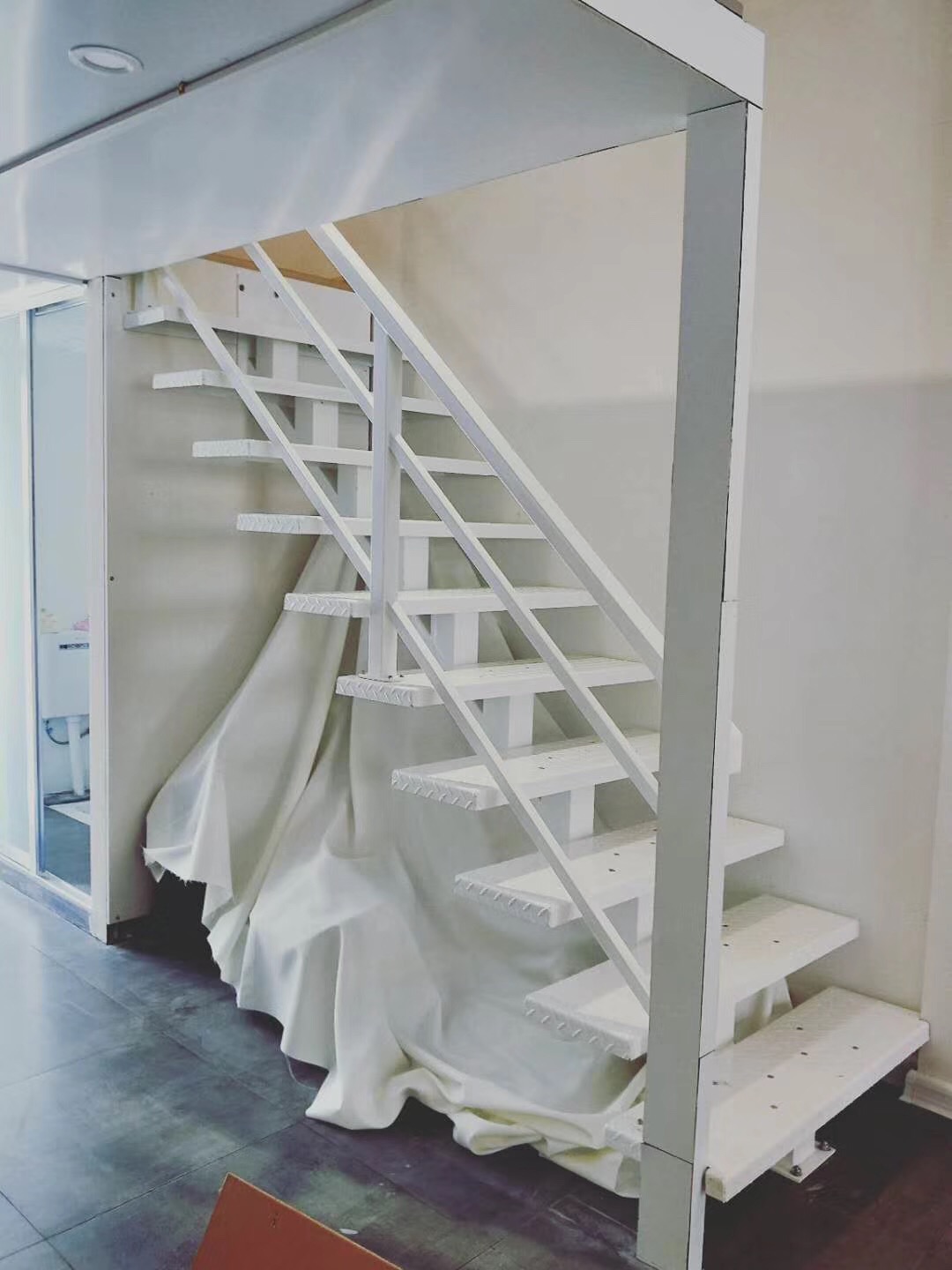 弧形楼梯钢木楼梯生产厂家钢木楼梯定制