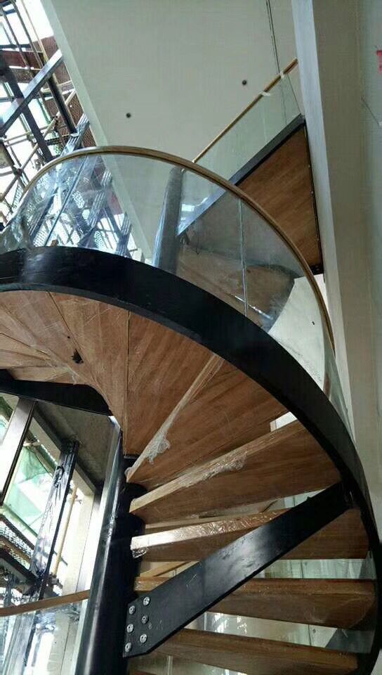玻璃楼梯美观大气钢木楼梯