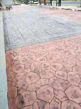 潜江渔洋彩色透水混凝土压花压模胶粘石彩色陶瓷防滑路面厂家施工队图片