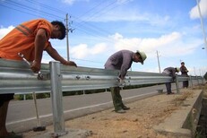 生产销售高速公路护栏板波形护栏板厂家波形梁护栏价格多少钱？图片2