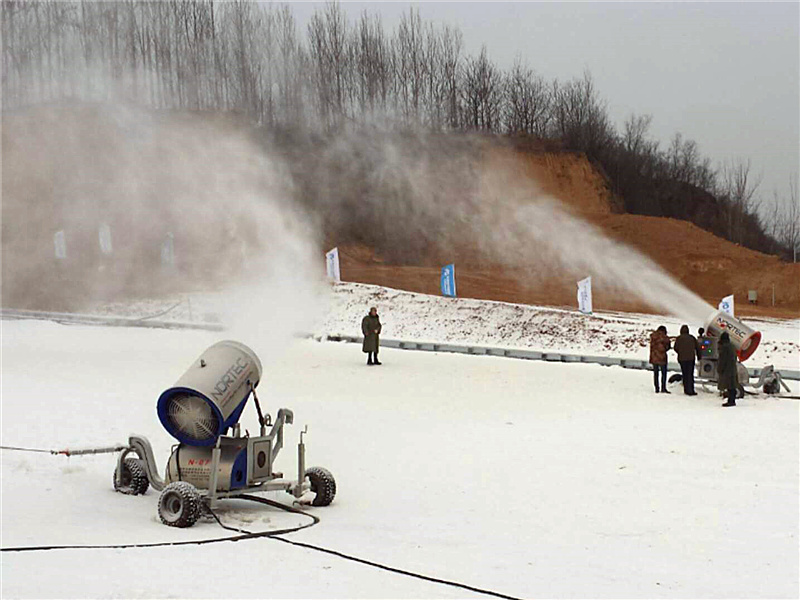 滑雪场造雪机大小选择5000平一台高温人工造雪机厂家
