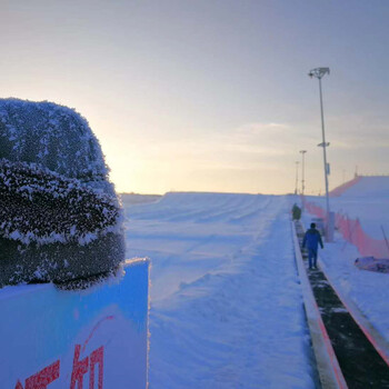 四季游乐七彩旱雪滑道彩虹道滑旱雪场魔毯景区旅游电梯搭档