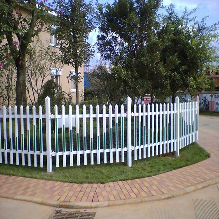 河南洛阳老城变电箱塑钢护栏木纹色草坪护栏