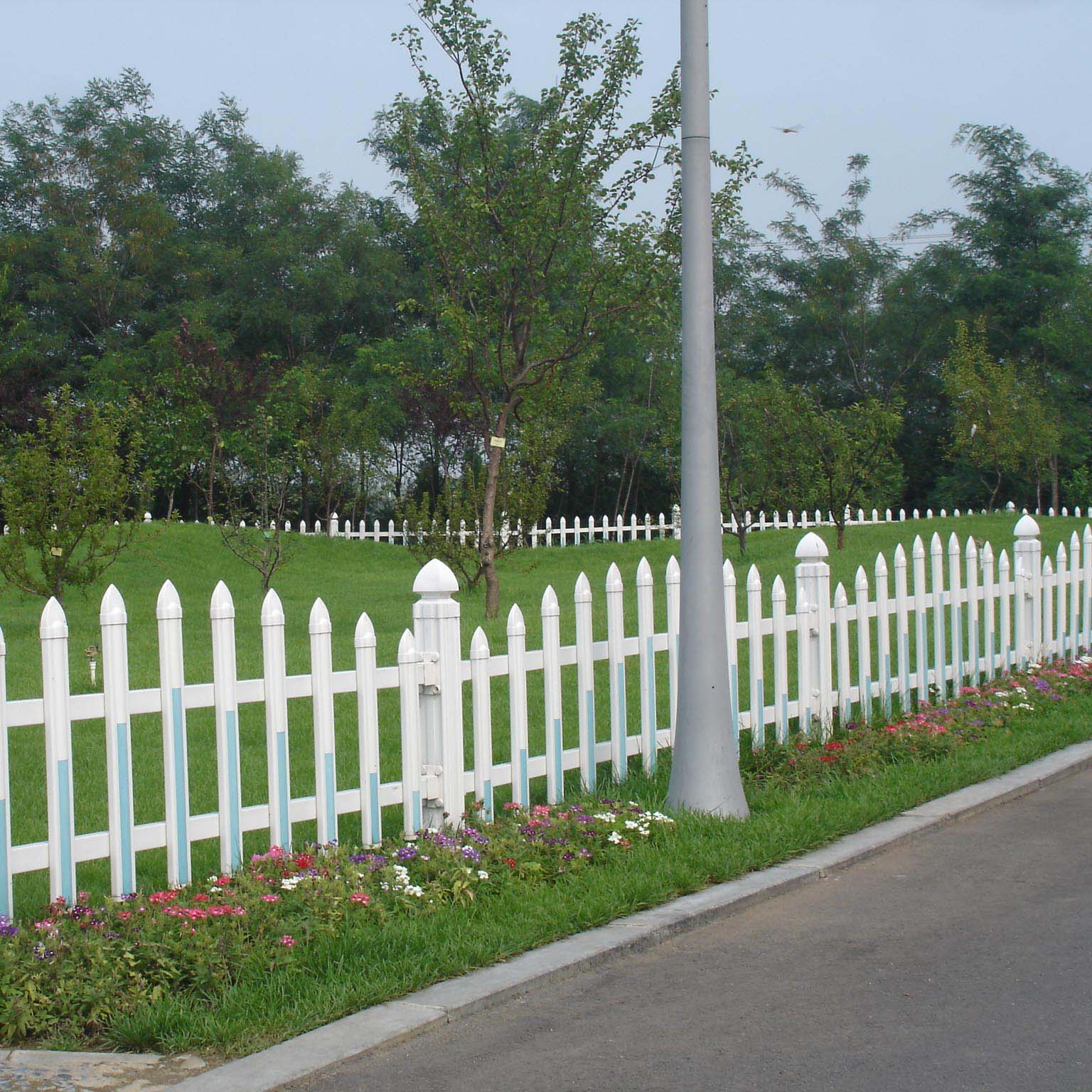 河南商丘睢阳塑钢护栏生产商江西吉安吉水县绿色草坪护栏