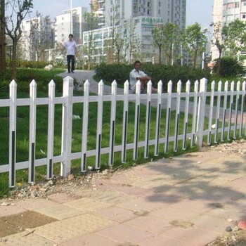 新疆喀什伽师县塑钢护栏多少钱一米草坪护栏订做