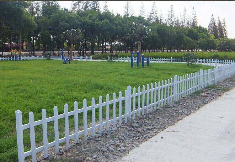 河南洛阳老城变电箱塑钢护栏木纹色草坪护栏