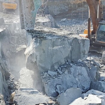 采石场二次分解大型石料破石机施工方案
