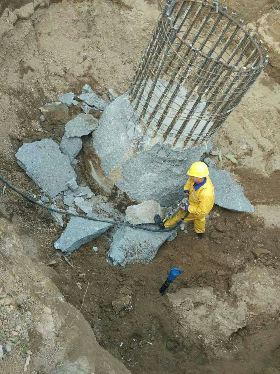 钢筋混凝土基础拆除液压劈裂机  