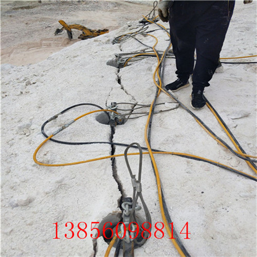 挖地基全是石頭炮錘打不動怎么辦靜態(tài)分石機(jī)一套多少錢