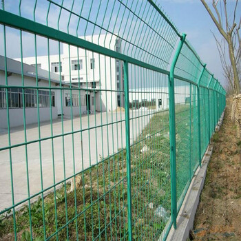 护栏网厂家批发包塑铁丝护栏网高速公路隔离防护双边丝护栏网