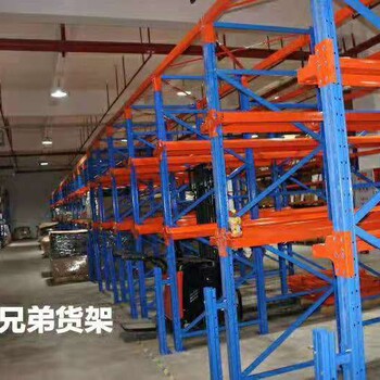 儲存大的貨架---通廊式貨架可進入叉車的的貨架