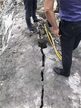 矿山石材开采劈石机爆破器一天劈石多少方