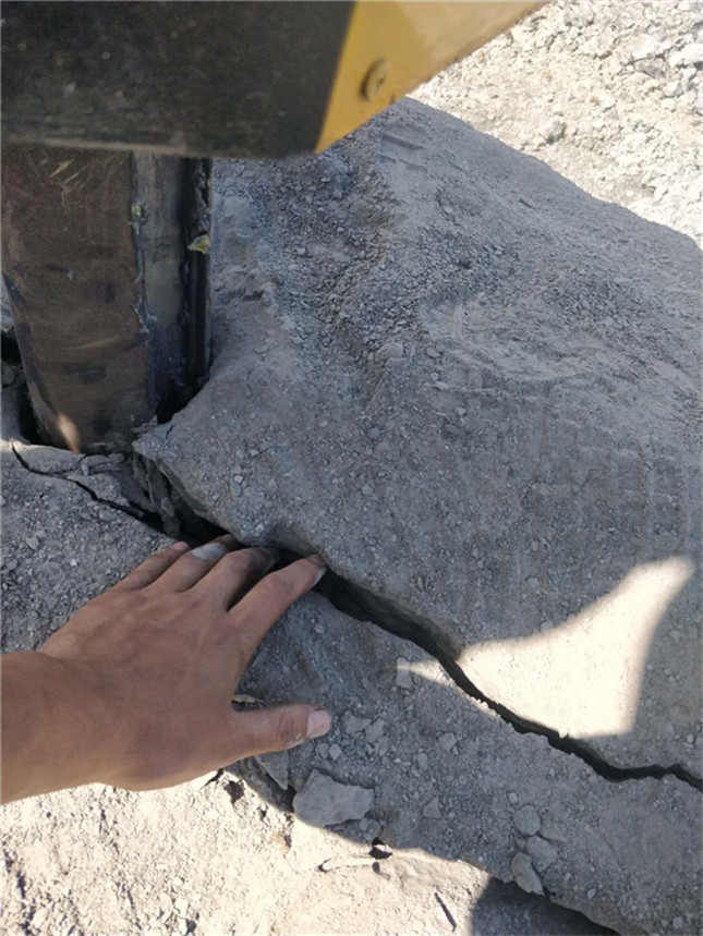 土石方工程替代爆破破石头劈裂机
