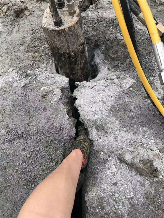 安徽滁州挖孔桩井桩大型裂石器