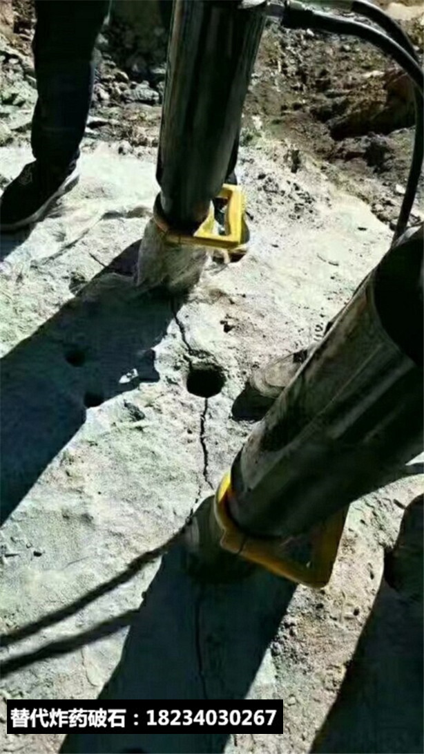 房地產(chǎn)地基破碎硬石頭劈裂機(jī)爆破石方成本多少