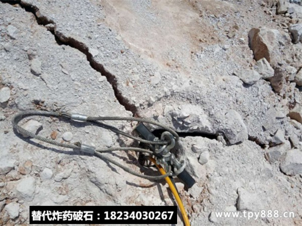 房地產(chǎn)地基破碎硬石頭劈裂機(jī)爆破石方成本多少